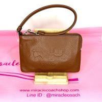 ราคา กระเป๋าคล้องมือ COACH แท้ หนังแท้ หนังนิ่ม ลายรถม้า Coach มีสายคล้องมือ ขนาดเล็ก COACH 52500 EMBOSSED HORSE AND CARRIAGE SMALL L ZIP WRISTLET IN LEATHER Saddle (21304715745)