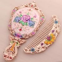 ราคา กระจกเล็กแบบมือจับของรัสเซียพร้อมชุดหวีกระจกแต่งหน้าพกพาสะดวกพกพาสะดวกสไตล์วินเทจกระจกเจ้าหญิงแบบพับได้ (14272680537)