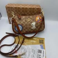 ราคา NEW กระเป่าโคชพอช ลายน่ารัก กระเป๋าโคช กระเป๋าสะพายข้างโค้ช ทรงพอช กระเป๋าสะพายผญ กระเป๋าถือผญ กระเป๋าแฟชั่น ขนาด 8 นิ้ว พร้อมส่ง (19086195675)