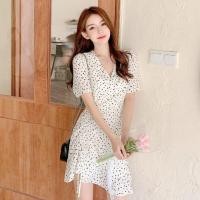 ราคา ราคาถูกที่สุด เดรสคอวีแขนสั้นชายระบาย สีขาวลายจุดดอกไม้ แต่งเชือกรูด (16437109851)