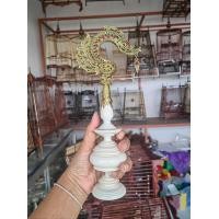 ราคา หัวกรงเรซิ่นสีขาวแกนทองเหลืองพร้อมตะขอหงส์พลอยมากสีแดง เหมาะกับ 15 17ซี งานสวย แข็งแรง ใช้สำหรับแขวนกรงนก (19641643860)