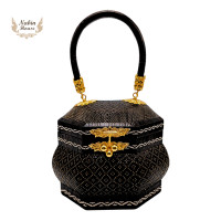 ราคา กระเป๋าย่านลิเภาทรงกลมเหลี่ยมหูหญ้าตัวล็อคสามหมุด (21030964584)