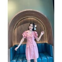 ราคา พร้อมส่ง เดรสผ้าซาร่าคอปกแขนระบายกระดุมหน้าแต่งกระเป๋าพร้อมสายผูกเอว G6G26 A2051 (21402022001)