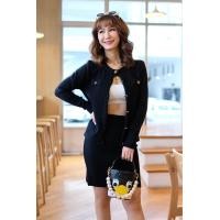 ราคา ชุดเซท2ชิ้น เนื้อผ้าไหมพรมทอลายในตัวสไตล์ชาแนล มาด้วยเสื้อคลุมแขนยาว เน้นดีเทลทอลายที่ขอบเสื้อและปลายแขน ตกแต่งด้วยกระดุมสีทอง สามารถถอดได้จริง ใส่เข้าชุดกับกระโปรงเอวยืดได้ตามไซด์ เนื้อผ้ายืดเยอะ ไม่