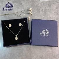 ราคา เงินแท้ 925 เซ็ต เงินแท้ สร้อยคอพร้อมจี้ ต่างหู คอลเลกชัน ดอกเดซี่ SETNPESG1 (16669228071)