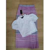 ราคา ป้าย Prow เซท 2 ชิ้นเสื้อลูกไม้ปักฉลุแขนตุ๊กตาน่ารัก มาพร้อมผ้าถุงงานพิมพ์ลายสวยๆ (21272557179)