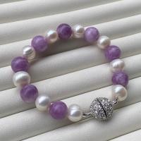 ราคา สร้อยข้อมือไข่มุกแท้สีขาว สลับหินชารอยต์ ราชินีหินสีม่วง มุกแท้มีใบรับประกันมุก (13386669278)