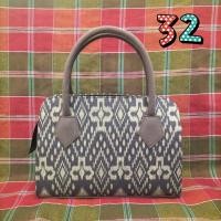ราคา กระเป๋าถือผ้าฝ้ายลายขอ พระราชทาน ผ้าฝ้ายพิมพ์คราม ผ้าฝ้ายลายไทย รูปทรงสี่เหลี่ยมผืนผ้า สายถือปลายธนู ไม่มีสายสะพายยาว (18656933819)
