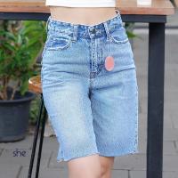 ราคา กางเกงยีนส์เอวสูงขาสามส่วน ดีเทลแหวกปลายขาด้านข้างเล็กๆ (19499552467)