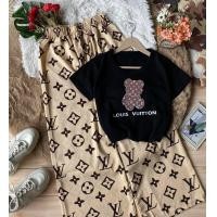 ราคา ชุดเซ็ท2ชิ้น ใส่สบาย คลายร้อน เสื้อยืดคอกลม เข้ารูปเต็มตัว ผ้าคอตตอน แขนสั้น สกีนลาย หลุย กางเกงขายาว ผ้าไหมอิตาลี่ พิมพ์ลาย หลุย ทรงกระบอก เอวสม้อค (19238679150)