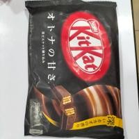 ราคา KitKat เวเฟอร์เคลือบช็อกโกแลตจากญี่ปุ่น มีหลายรสชาติให้เลือก ควรแช่เย็นก่อนแกะรับประทาน (17589436418)