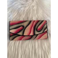 ราคา กระเป๋าหนังปลากระเบนแท้สีชมพูกราฟฟิก (21233875550)