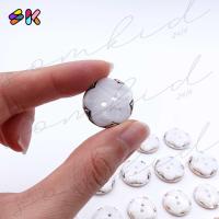 ราคา somkid กระดุมดอกไม้ลายหินอ่อน หน้ามุกเงาสีขาว เนื้อพลาสติกชุบขอบสีทองนาค 2รู 17mm size28L 20mm size34L (15827953815)