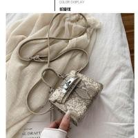 ราคา กระเป๋าเคลลี่สีแดงที่นิยมในโลกออนไลน์หรูหราเบาๆสำหรับผู้หญิงกระเป๋าใบเล็กสะพายข้างแบบถือสีขาวมินิยอดนิยมแบบใหม่ปี2022 (20941975245)