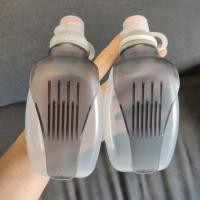 ราคา ขวดน้ำสำหรับกีฬากลางแจ้งขวดน้ำแบบบีบดูดเร็วสำหรับวิ่งพกพาสะดวกขวดน้ำทรงแบนเบาพิเศษสำหรับปีนเขา300ml (14765652911)