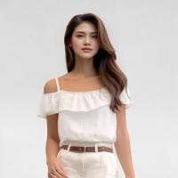 ราคา Closet Crush Off shoulder blouse with straps and ruffle details White เสื้อเบลาส์ปาดไหล่มีสายดีเทลระบายตรงอก (21263074411)