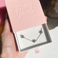 ราคา Blossom Bracelet สร้อยข้อมือประดับดอกไม้ (20729684323)