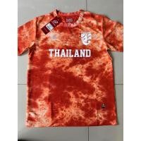 ราคา เสื้อไทยโทน Ego Sport เสื้อกีฬาลายไทยโทน เสื้อลายมัดย้อมคอกลม โลโก้ทีมชาติ (18440841784)