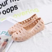 ราคา รองเท้าคร็อคส์พื้นนิ่มส้นแบนระบายอากาศฉลุลายสำหรับฤดูร้อนรองเท้ากันฝนรองเท้าชายหาดสำหรับวันหยุดพักผ่อนริมทะเลของผู้หญิงรองเท้ายางพลาสติกกันน้ำ (20674005039)