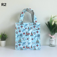 ราคา กระเป๋าผ้าเคลือบกันน้ำ กระเป๋าเคลือบพลาสติก รุ่น R ใส่กล่องข้าว หรือของใช้ส่วนตัวหิ้วไปนอกบ้านได้ (17829608436)