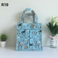 ราคา กระเป๋าผ้าเคลือบกันน้ำ กระเป๋าเคลือบพลาสติก รุ่น R ใส่กล่องข้าว หรือของใช้ส่วนตัวหิ้วไปนอกบ้านได้ (19041545371)