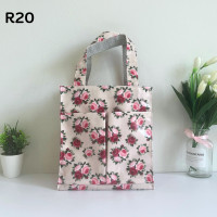 ราคา กระเป๋าผ้าเคลือบกันน้ำ กระเป๋าเคลือบพลาสติก รุ่น R ใส่กล่องข้าว หรือของใช้ส่วนตัวหิ้วไปนอกบ้านได้ (19041545372)