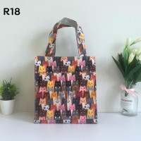 ราคา กระเป๋าผ้าเคลือบกันน้ำ กระเป๋าเคลือบพลาสติก รุ่น R ใส่กล่องข้าว หรือของใช้ส่วนตัวหิ้วไปนอกบ้านได้ (19041545370)