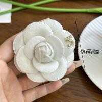 ราคา เข็มกลัดติดหน้าอกรูปดอกคามิเลียแฟชั่นสไตล์ชาแนลแบบใหม่เข็มกลัดติดหน้าอกติดโบว์ไข่มุกดอกไม้ผูกโบว์แนววินเทจแมทช์ลุคง่าย (21340845667)