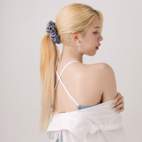 ราคา Gwen Lit ยางรัดผม Mulberry Silk ไซส์ L Deep Ocean สีฟ้าเข้ม ผ้าไหมแท้ เงาสวยนุ่ม ถนอมผม ไม่หลุดง่าย ผมไม่เป็นรอย (18223827251)