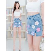 ราคา 5757 กระโปรงกางเกงยีนส์ขาสั้นผ้ายืดสีฟอกแต่งดอกไม้หลายสีแบบเก๋ๆ (19636653865)
