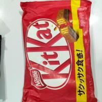 ราคา KitKat เวเฟอร์เคลือบช็อกโกแลตจากญี่ปุ่น มีหลายรสชาติให้เลือก ควรแช่เย็นก่อนแกะรับประทาน (17589436419)
