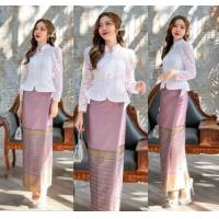 ราคา ชุดผ้าไทย ใส่ทำบุญ เซ็ต 2 ชิ้น เสื้อลูกไม้แขนยาวมาพร้อมผ้าถุงสำเร็จแบบป้ายข้าง ผ้าทอลาย อัดกาว (21081181177)