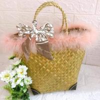 ราคา กระเป๋ากระจูดสาน ทรงคิมตกแต่งขนมิ้งสีโอรส โบว์คละลาย มุม มีหลายขนาดให้เลือก (11026051018)