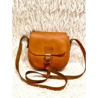 ราคา กระเป๋าหนัง วินเทจ มือสอง สภาพสวย มีช่องใส่ของช่องใหญ่ 1 ช่อง ภายในสะอาด กระเป๋ามีขนาดฐานกว้าง 1 นิ้ว ยาว 6 นิ้ว สูง 6 นิ้ว (21139919586)