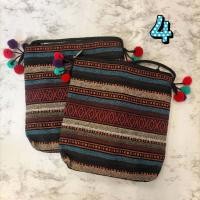 ราคา กระเป๋าสะพายยาว งานผ้านากา ผ้าพื้นเมือง แต่งพู่ มีซิป สายเชือกดำ สายแม้ว (15806538707)