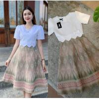 ราคา ชุดเดรสผ้าไทย เสื้อขาวตัดต่อผ้าทอลายไทยอัดกาว ขอบเอวหยัก แต่งโบว์ ซิปซ่อนด้านหลัง (21024588146)