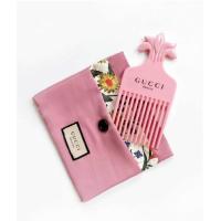 ราคา พร้อมส่ง เซ็ทหวีผม แบรนด์ กุชชี่ Gucci ของแท้ 100 แถมฟรีกระเป๋าผ้าซาตินเนื้อดี สีชมพู เข้าเซทหวีปักผม จาก Gucci limited Edition ขนาดหวี 14 x 7 6 cm (19450271572)