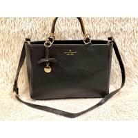 ราคา กระเป๋าหนัง มือสอง แบรนด์ THE AN PREMIUM NEW YORK สภาพยังใหม่ มีช่องใส่ของช่องใหญ่ 1 ช่อง กระเป๋า มีขนาดฐานกว้าง 3 นิ้วยาว 12 นิ้วสูง 9 นิ้ว (21434481819)