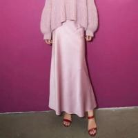 ราคา claudia satin maxi skirt กระโปรงผ้าซาตินพรีเมียมทรงหางปลาผ้าดีมาก (21393689729)