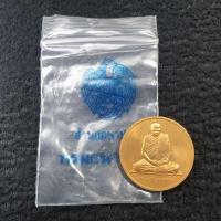 ราคา เหรียญสมเด็จพระญาณสังวร ที่ระลึกเฉลิมพระชนม์พรรษา 6 รอบรัชกาลที่9 วัดบวรนิเวศฯ ปี 42 เนื้อทองแดง ขนาด 2 3เซน บล๊อคกษาปณ์ พร้อมซองเดิมๆ (19793639338)