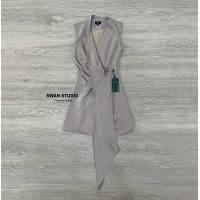 ราคา ป้าย Swan มินิเดรสสูทแขนกุด แต่งผ้าสไบด้านหน้า เนื้อผ้าเครปซาตินอย่างดี ใส่ทำงานหรือออกงานได้ ห้ามพลาดค่า (21402178367)