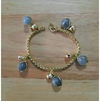 ราคา สร้อยข้อมือทองเหลืองห้อยหินสีมงคล สร้อยข้อมือหินสีห้อยกระพรวนเรียกทรัพย์ BC 2 (21363376901)