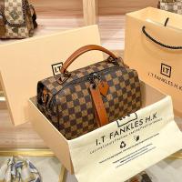 ราคา กระเป๋าผู้หญิงหนังแท้แบรนด์ดังฮ่องกงกระเป๋าทรงหมอนแนววินเทจสำหรับผู้หญิงกระเป๋าบอสตันแบบลำลองแบบใหม่ฤดูใบไม้ผลิและฤดูร้อนปี2024กระเป๋าถือ (19901149414)