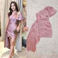 ราคา Vora Dress ไหล่เดียวแต่งโบว์ช่วงไหล่จับลอน จับจีบทั้งชุดด้านหน้า ด้านข้างแต่งสไบยาว เนื้อผ้าซิลค์ เนื้อเงา มีซับใน (20521916292)