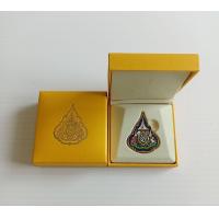 ราคา เข็มที่ระลึกตราสัญลักษณ์พระราชพิธีบรมราชาภิเษก รัชกาล ที่ 10 พุทธศักราช 2562 บรรจุในกล่อง (21417917097)