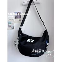 ราคา กระเป๋าสะพายข้างสีแดงกระเป๋าสะพายข้างแบรนด์ฮิตผู้ชายกระเป๋าสะพายไหล่เดียวสำหรับผู้ชายกระเป๋าทรงเกี๊ยวความจุใหญ่แนวกีฬาลำลองยอดนิยมกระเป๋าทำงานสำหรับผู้หญิง (19853169282)