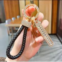 ราคา พวงกุญแจฝังเพชรรถยนต์อุปกรณ์แขวนกุญแจรถพร้อมป้ายหมายเลขโทรศัพท์กันหายพวงกุญแจประณีตสำหรับผู้ชายและผู้หญิงเครื่องประดับแบบแขวน (18367962100)