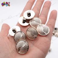 ราคา somkid กระดุมแฟชั่น เนื้อพลาสติก ชุบสีทองนาคหรือสีพิ้งโกล มีขาสอยก้นขนาด 17mm 28L และ22mm 34L สามารถเทียบขนาดได้จากตารางในภาพ (10971651327)