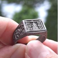 ราคา แหวนพระพุทธสี่เหลี่ยม หลวงปู่ดู่ ยันตฺ์จม พรหมปัญโญ วัดสะแก จ อยุธยา ปี 2525 (20453885058)