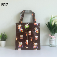 ราคา กระเป๋าผ้าเคลือบกันน้ำ กระเป๋าเคลือบพลาสติก รุ่น R ใส่กล่องข้าว หรือของใช้ส่วนตัวหิ้วไปนอกบ้านได้ (19041545369)